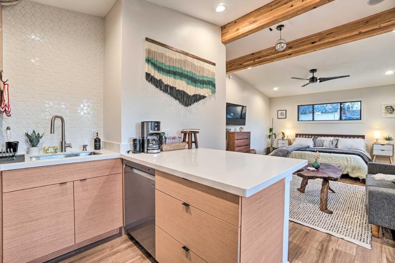 Cozy Flagstaff Studio With Patio - Near Dtwn! Exterior photo